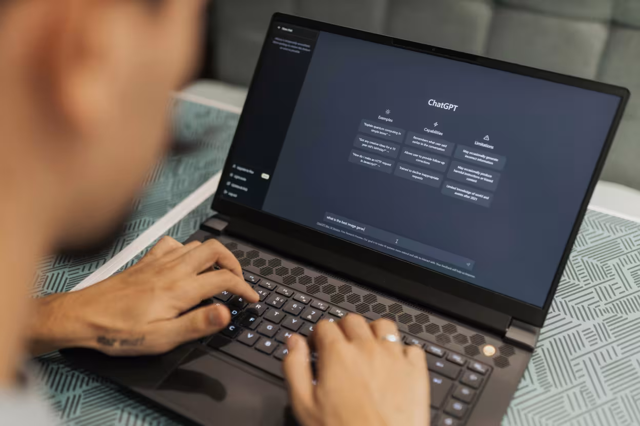 Computer open met chat gpt op het beeldscherm te zien.