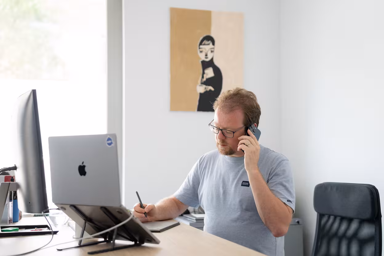 Kristof van Trivali in een telefonisch gesprek